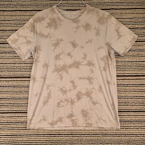 LULULEMON Recent Tan Beige Smoke Tie Dye Athletic Large Mens Short‎ Sleeve Shirt